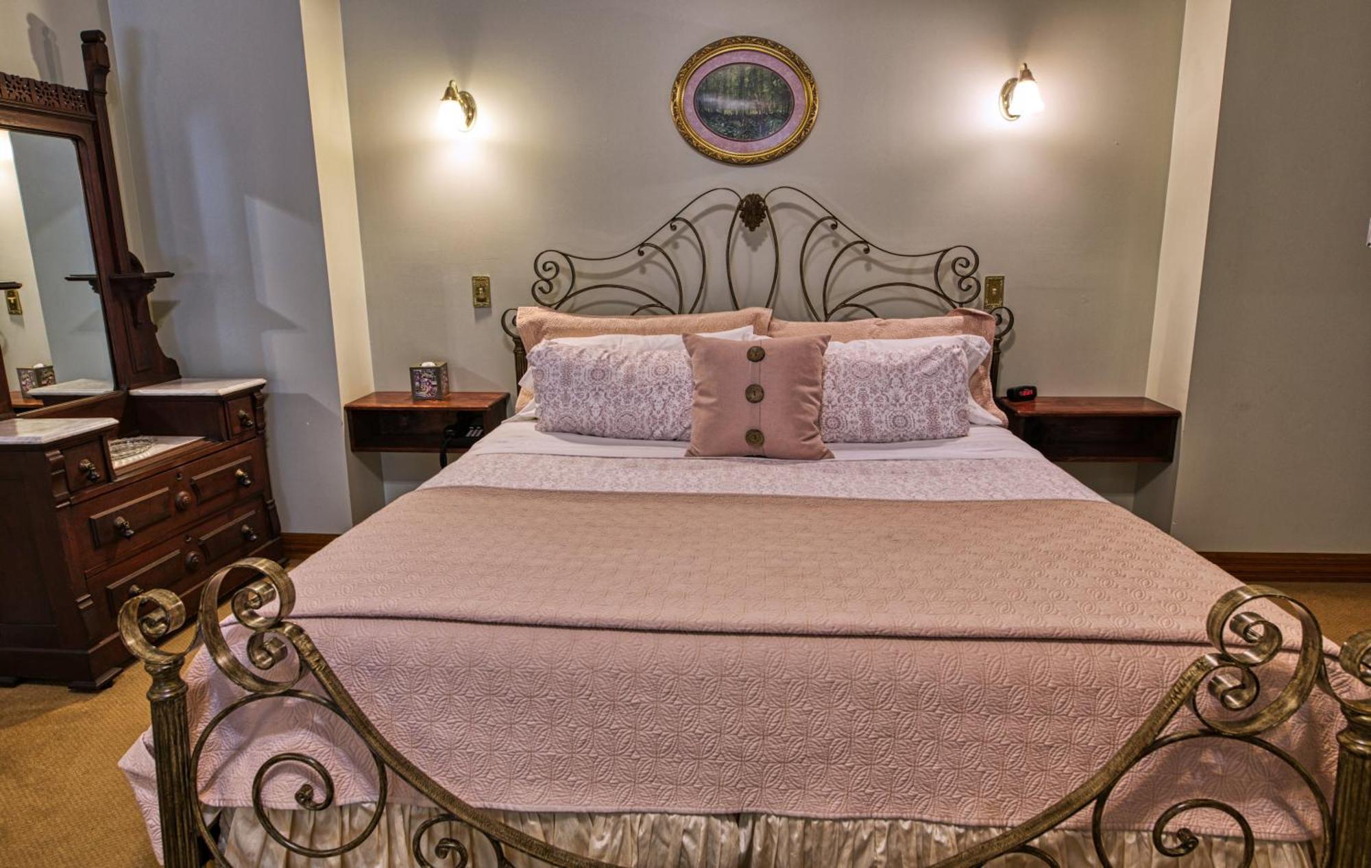 Rockwell Falls Inn And Wine Bar Lake Luzerne Rum bild
