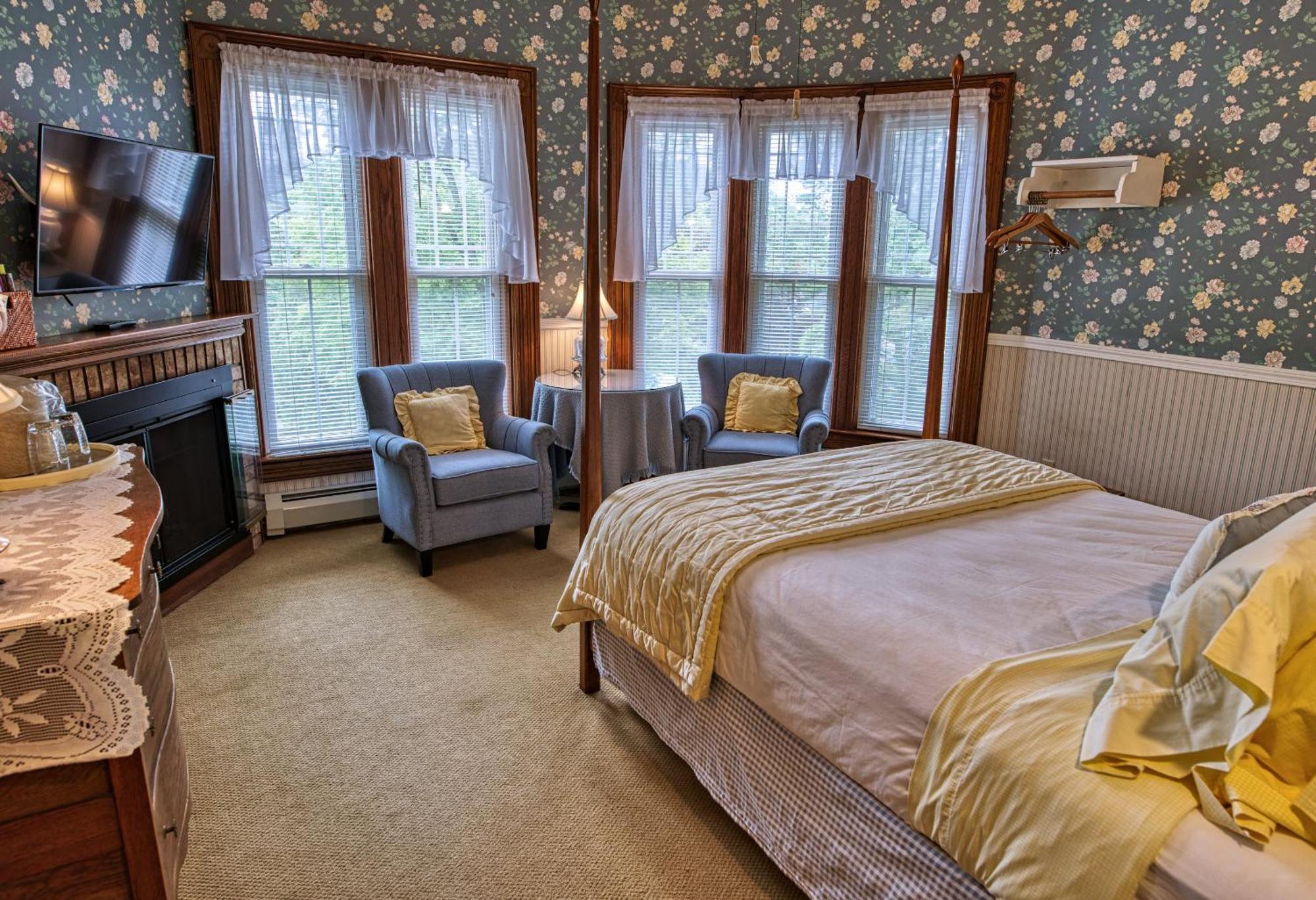 Rockwell Falls Inn And Wine Bar Lake Luzerne Rum bild