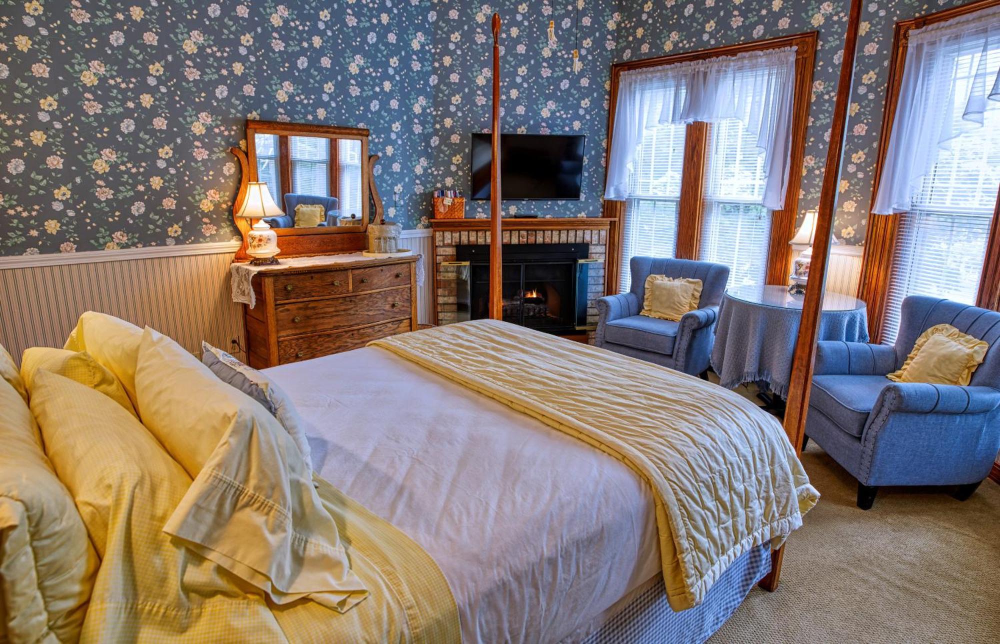 Rockwell Falls Inn And Wine Bar Lake Luzerne Rum bild