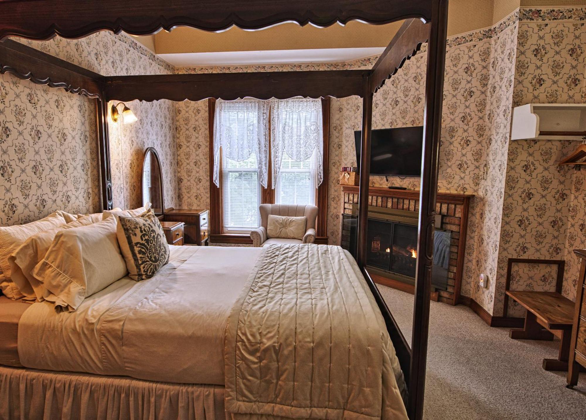 Rockwell Falls Inn And Wine Bar Lake Luzerne Rum bild