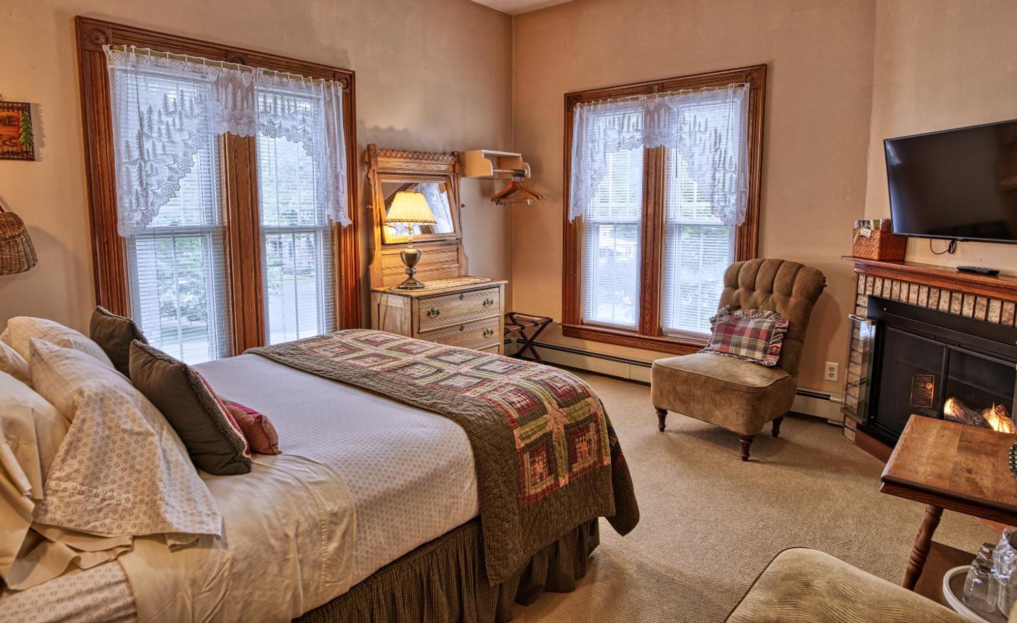 Rockwell Falls Inn And Wine Bar Lake Luzerne Rum bild