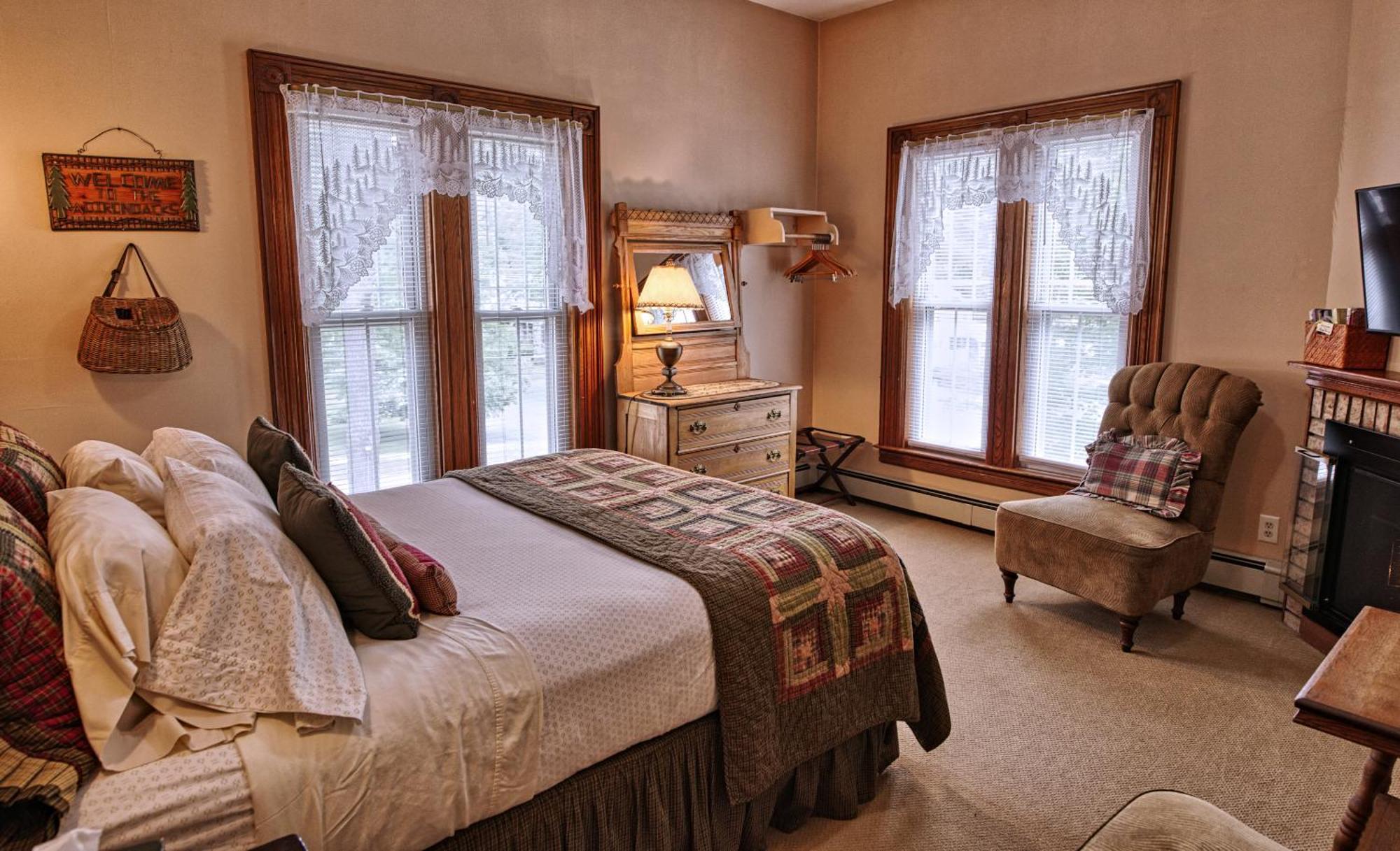 Rockwell Falls Inn And Wine Bar Lake Luzerne Rum bild