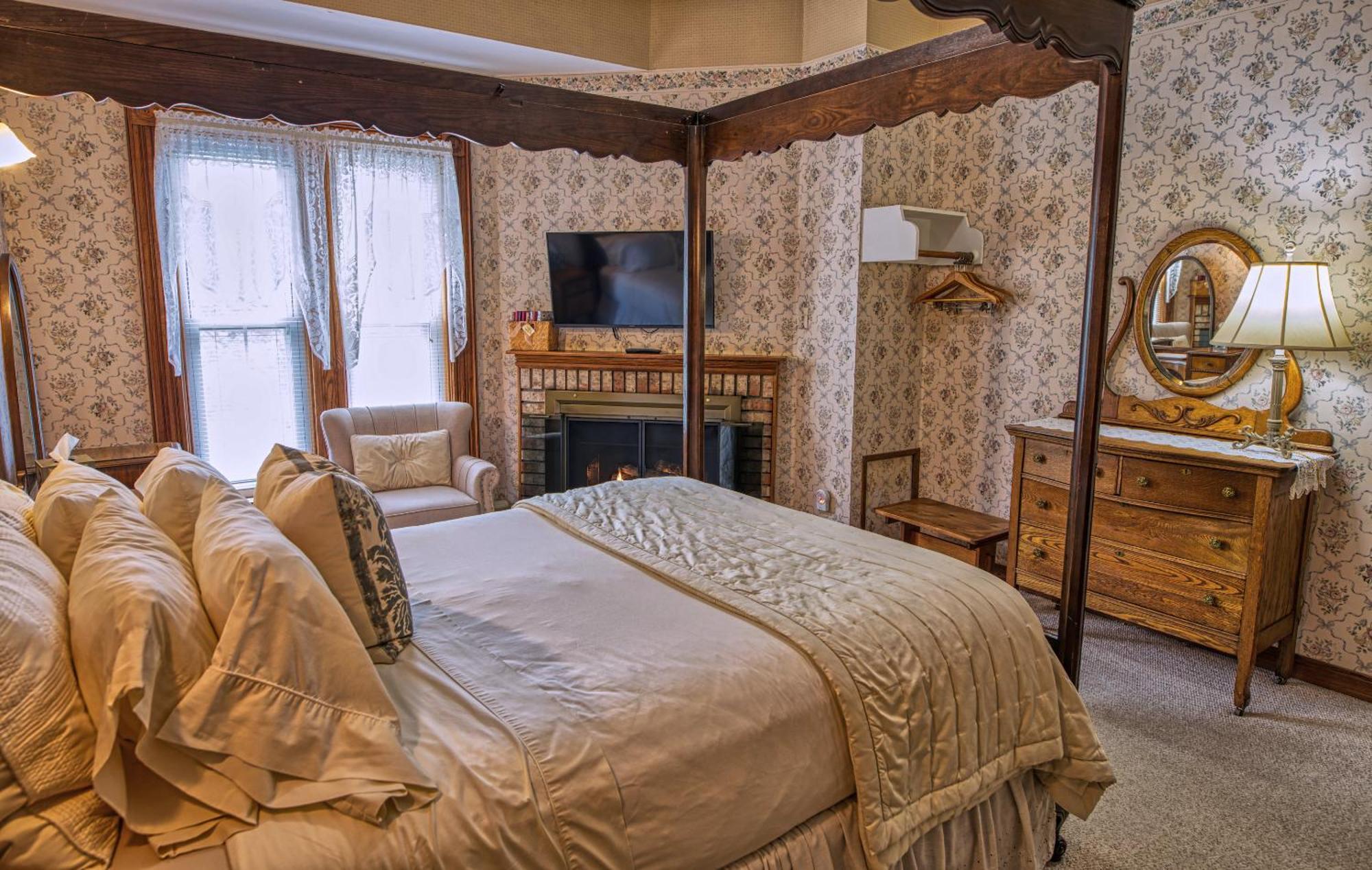 Rockwell Falls Inn And Wine Bar Lake Luzerne Rum bild