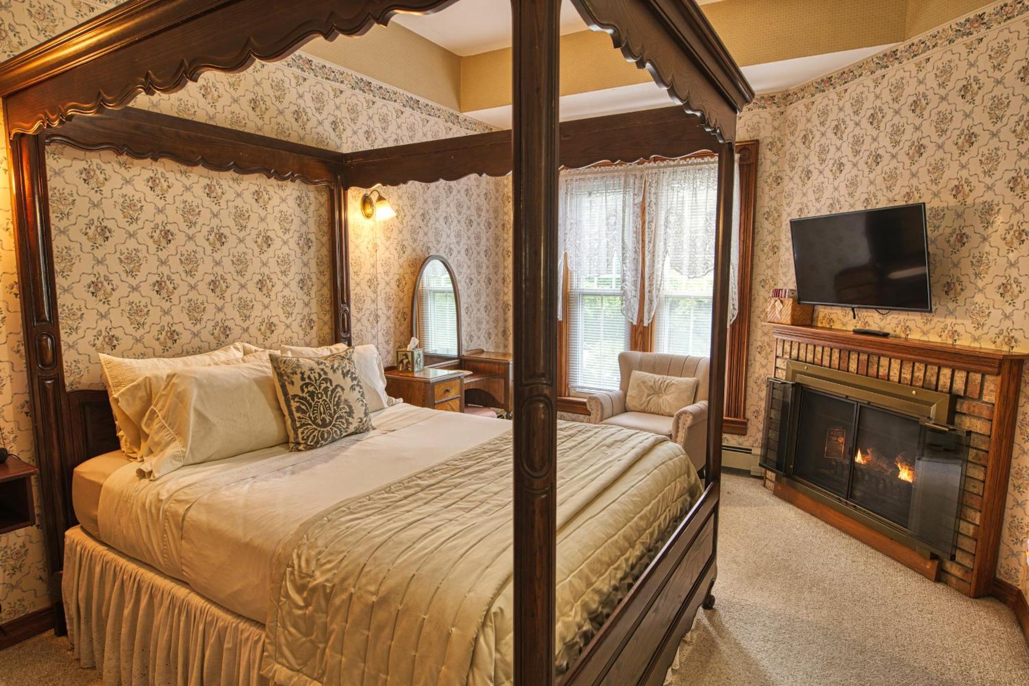 Rockwell Falls Inn And Wine Bar Lake Luzerne Rum bild