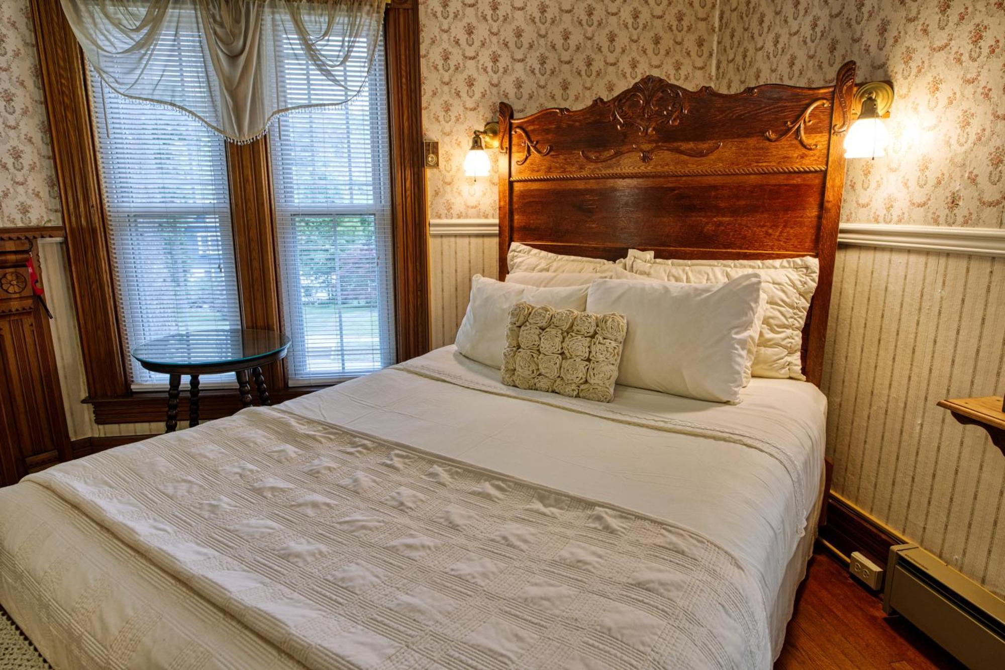 Rockwell Falls Inn And Wine Bar Lake Luzerne Rum bild