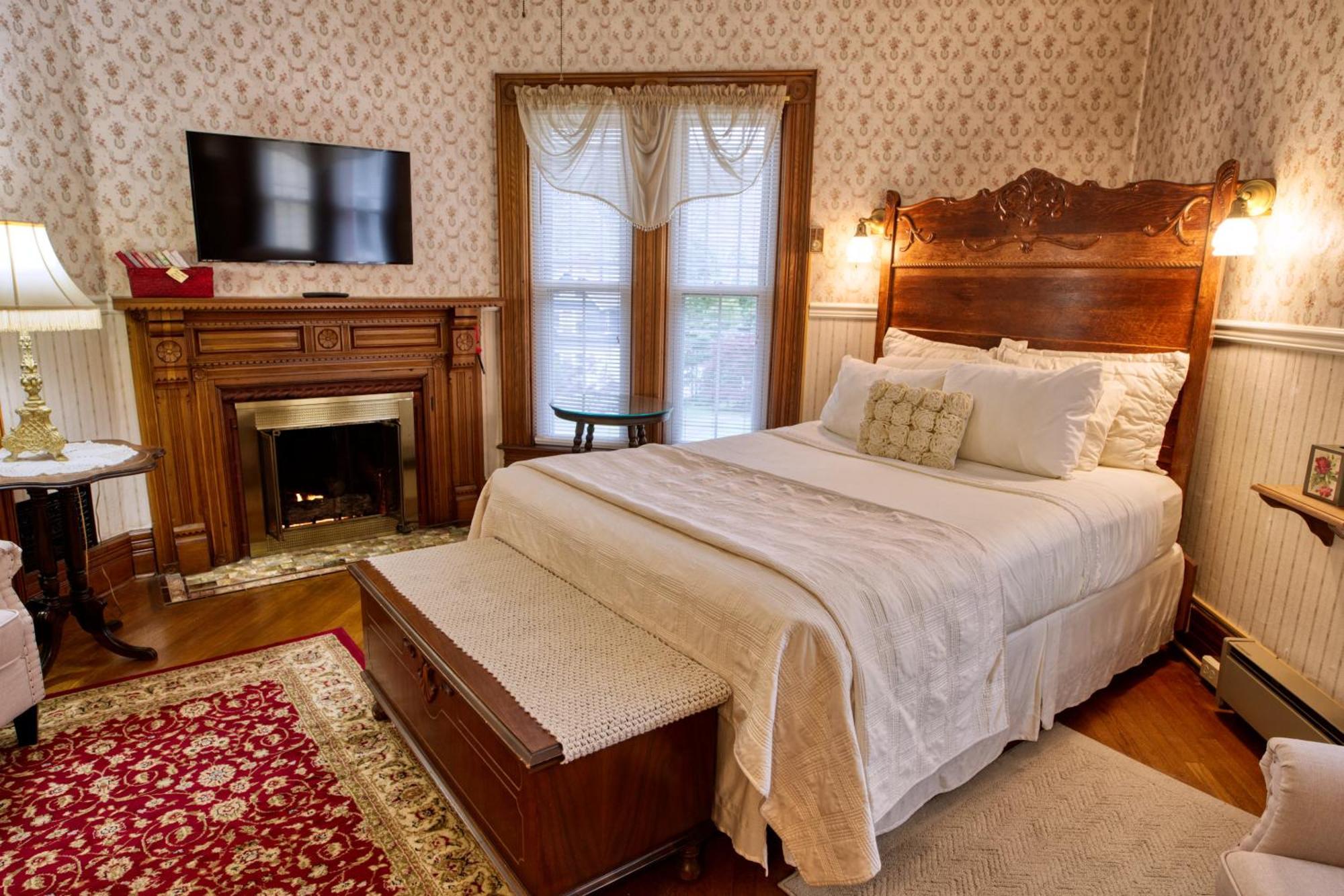 Rockwell Falls Inn And Wine Bar Lake Luzerne Rum bild