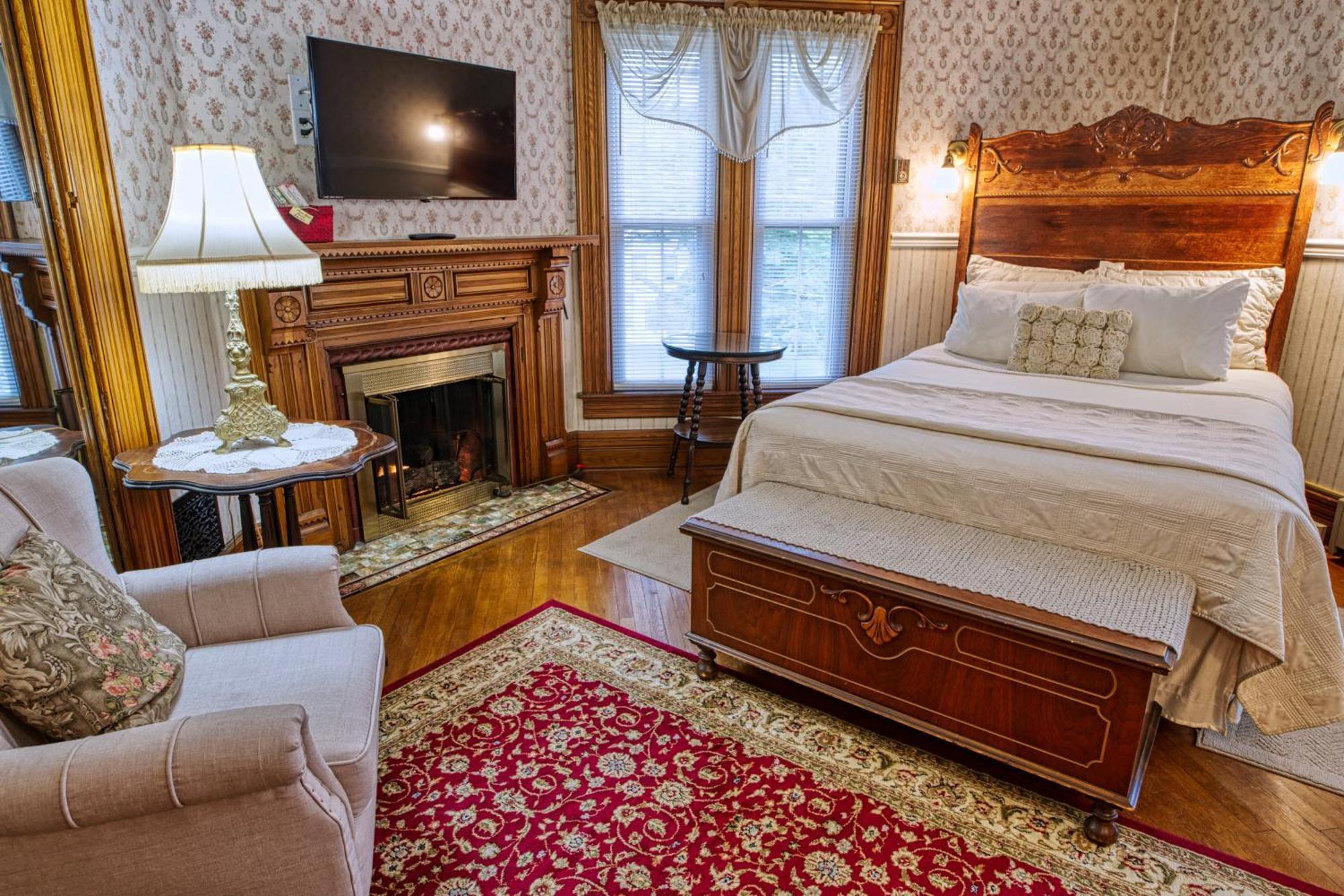 Rockwell Falls Inn And Wine Bar Lake Luzerne Rum bild