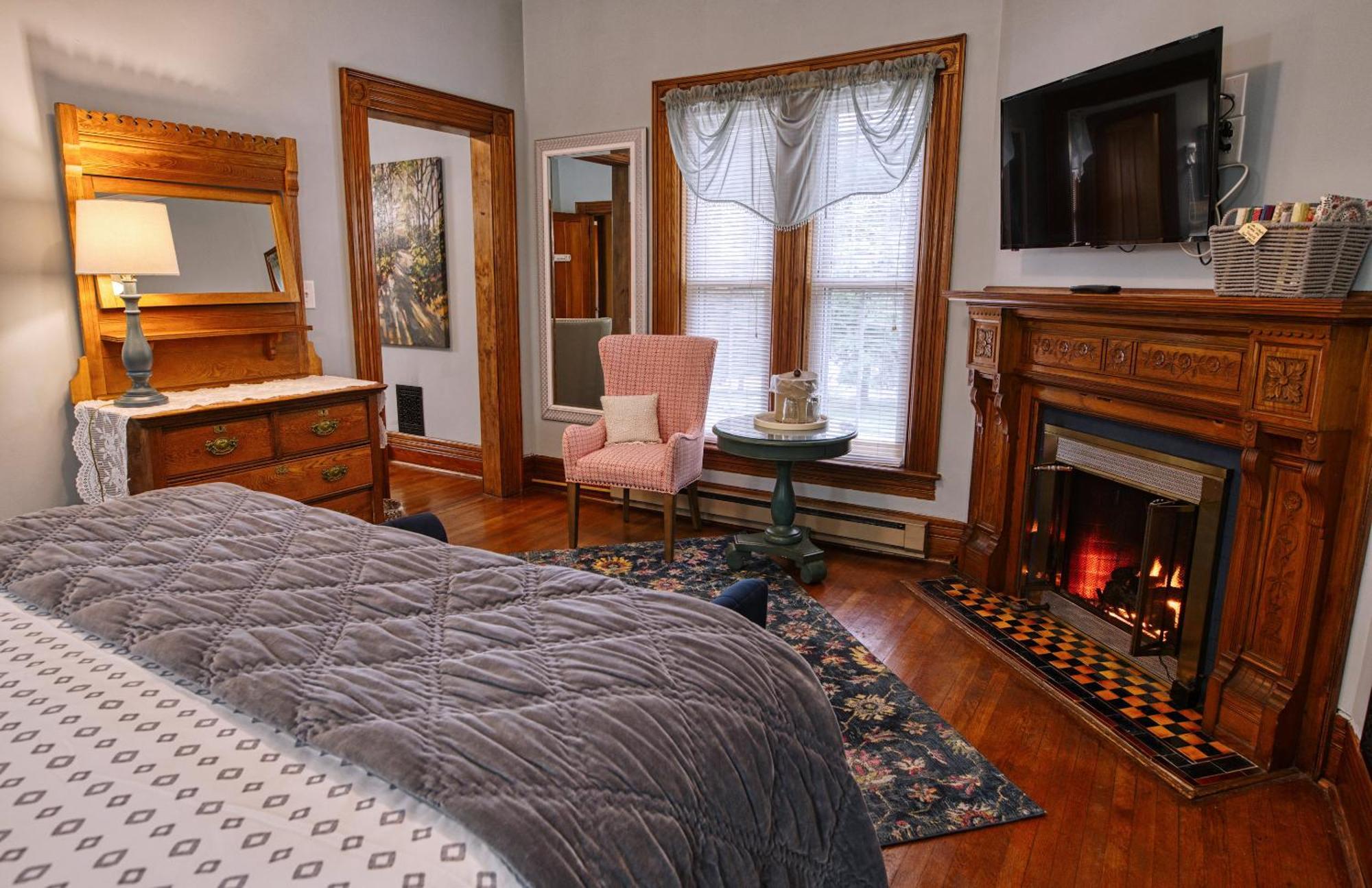 Rockwell Falls Inn And Wine Bar Lake Luzerne Rum bild